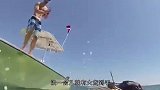 狗狗下水抓鱼有计谋，假装雕像突然袭击，一口一个准
