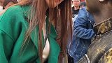 美女把铜人瞪得不好意思