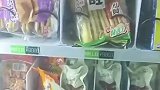 贩卖机里的鸡腿没掉下来，顾客见状想要捡漏