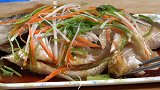 清蒸鲈鱼好吃有技巧，不用放盐和料酒，按此方法做肉鲜味美