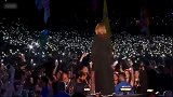 阿黛尔唱这首歌, 全场13万人亮起了手机灯光, 美哭了