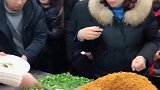 面馆浇面的姐妹花，忙了一上午，旁边的大表姐一定快饿坏了