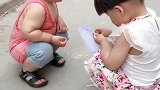 二宝出来玩记得旁边还有你的亲哥哥哟