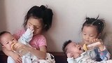 有两个温柔的姐姐真好，一起帮妈妈照顾小宝宝