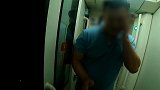 男子火车上伸咸猪手猥亵熟睡女子 被抓后羞愧捂脸自扇耳光认错