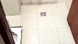 这个宿舍终究还是选对了男生嫌上蹲厕好累，宿舍长马上给安排马桶