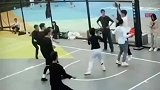 男子打篮球竟被女生盖帽了，看似丢人实则稳赚