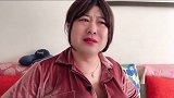 那一年，我光着脚丫，卷起裤腿，鼻涕啦瞎跑回了家，妈妈看到了我，拿起了久违的苕庶旮子，我对她说儿子被打，她说？