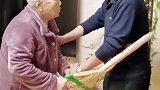 67岁儿子和媳妇吵架，94岁母亲替媳妇出气