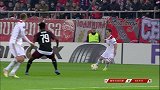 伊瓜因前场带球奔袭 右脚弧线球攻门擦柱而出