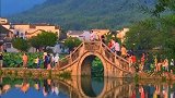 水墨宏村绘丹青，南湖石桥画中生；一生痴绝处，无梦到徽州