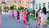 高三全体女班主任穿旗袍参加毕业典礼，希望考生们高考旗开得胜