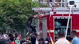 贵州水龙节现场消防员被泼水，默默爬上消防车放大招