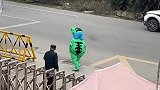 保安大爷看见青蛙人偶，走上前掰开青蛙人偶的嘴