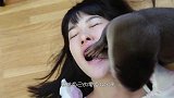 主人给水獭一个大西瓜，水獭死死地护住不让碰，水獭别动这是我的