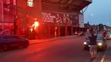 安菲尔德球场旁球迷肆意庆祝 战旗挥舞烟花染红傍晚街区