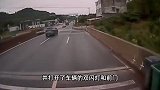 公交车玻璃炸裂刺伤司机双眼，教科书式操作，保全车乘客安全