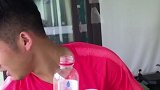 踢瓶盖挑战！上海上港球员大秀“脚”法！.mp4