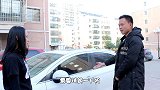 美女没钱打车回家，正巧遇到卖车小伙，一分钱没花就到家了