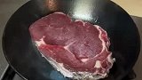 女子在家煎牛排，半小时了才熟了一半，牛排比锅贵
