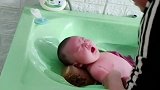 小宝宝洗个澡居然哭成这样，真是花钱买罪受，小模样真让人心疼！