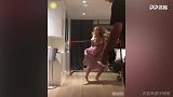 这是什么操作？德容在家插花脚怒射女友把守的大门