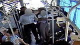 监拍：五旬男子公交上强搂女子 硬核乘客一招锁喉拿下