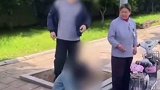 苏州一男子与女友发生争吵，突然把女友推到正在行驶的公交车前！网友呼吁警方介绍情侣