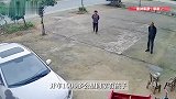 在外工作半年多的爸妈开车回家看孩子，弟弟直接奔向妈妈的怀抱