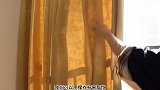 家里面有窗帘很久没洗的话，就可以用这种方法来清洗