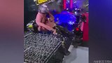 拿命摔跤？！WWE巨汉一同摔进铁丝床 看得人胆战心惊