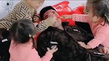 爸爸喝醉后回家，看看四个宝宝是如何惩罚爸爸的，厉害狠了