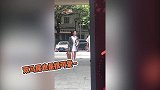宋祖儿与黄渤录制节目被偶遇，双马尾铅笔腿成最靓的仔