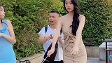 小伙子这一举动太感人了#时尚#街拍#穿搭#美女