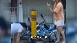 太伤人！湖南一男子当街跪地求女友原谅反遭伸手势嘲讽