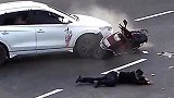 电动车司机发生车祸倒地不起