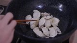 冻饺子怎么做煎饺，方法简单易学，一起来看看吧
