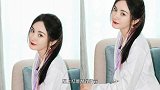 杨幂医生造型亮相，搭配粉色挑染马尾太惊艳，对镜甜笑俏皮灵动