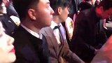 那个女的干嘛对宝强那么亲热？