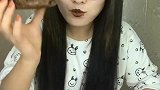 小姐姐把自己的嘴唇都吃黑了，她说这个面包真的特别好吃！