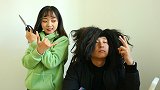 小伙剪头发要求精剪，结果理发师拿出了指甲刀，太逗了