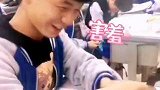 四川泸州：男生课间为前桌女生编辫子 老师：纯纯的同学情