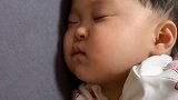 半夜醒来，可被这小子的睡姿吓坏了！