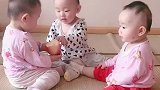 三胞胎抢着吃的食物就是香，说好的一人一口，怎么还有犯规的呢