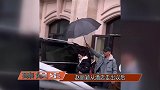 赵丽颖雨天敬业开工，工作人员贴心打伞，裹羽绒服扎高马尾超可爱
