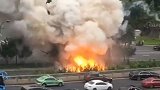 成都成渝立交附近发生事故：多次爆燃瞬间 声势惊人