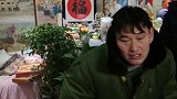 大衣哥也很在意舞台效果，琢磨着如何提高舞台演出质量