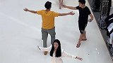 小哥哥我手都张开了，你怎么不抱我？