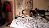 小哥扮成巨大的泰迪熊，偷偷把回来的好友整蛊