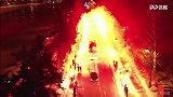 战斗民族！球迷迎接球队凯旋 焰火放出火灾即视感